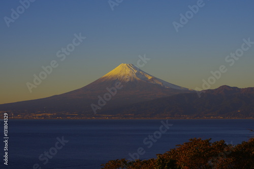 夕暮れの富士山 © ayatomosyun