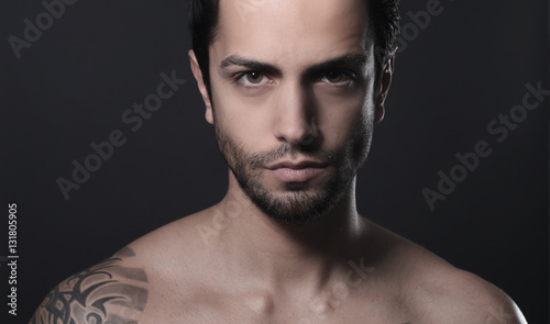 Fotografie Portrait d' un bel homme confiant