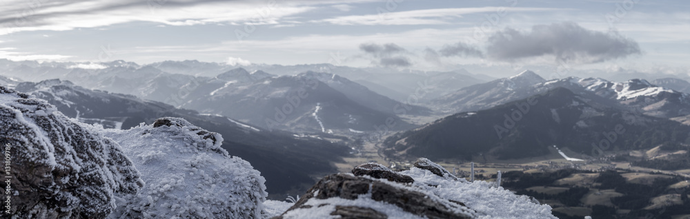 Panorama mit Blick ins Tal im Winter