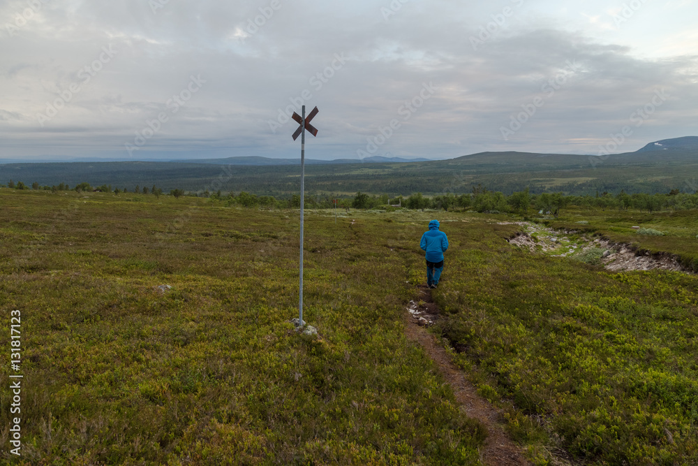 Obraz premium Man out hiking following the signs