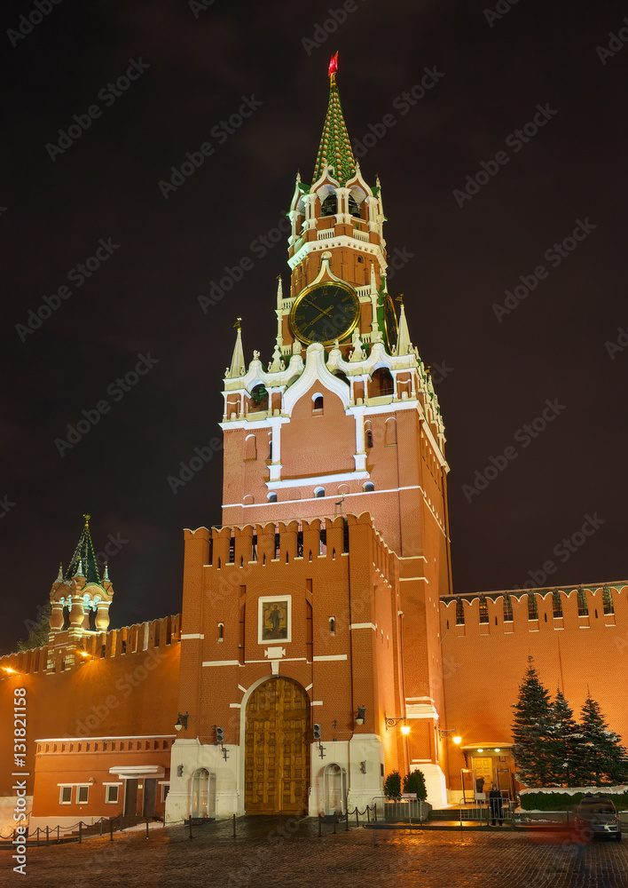 Fototapeta premium Spasskaya tower of Moscow Kremlin illuminated at night