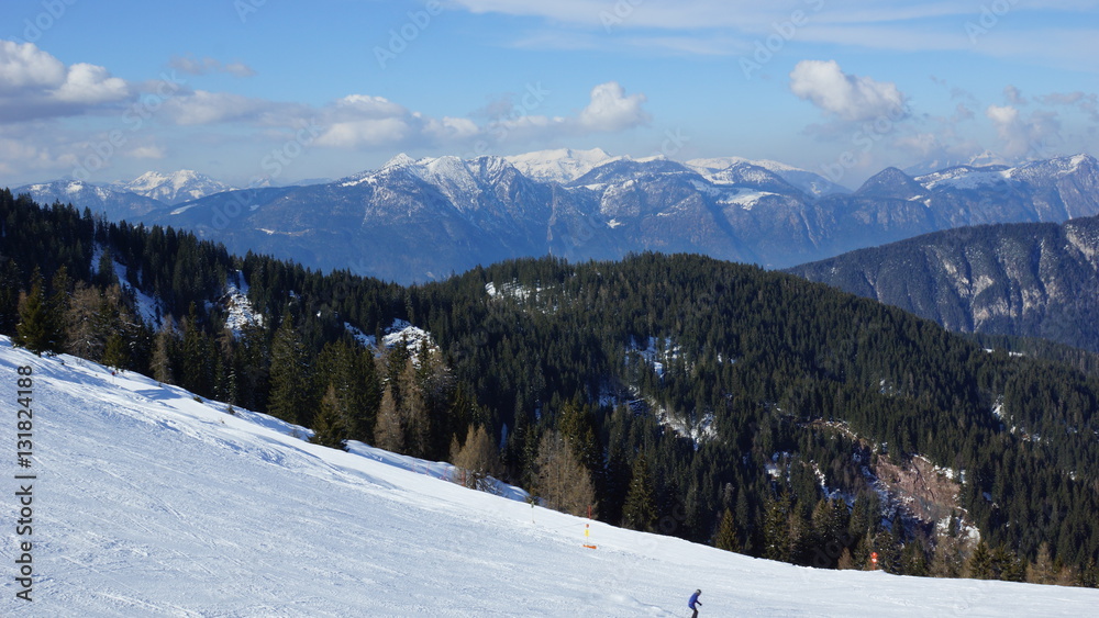 schöne Ski-Abfahrt im Winter und viele Gipfel der Alpen in Tirol in Österreich