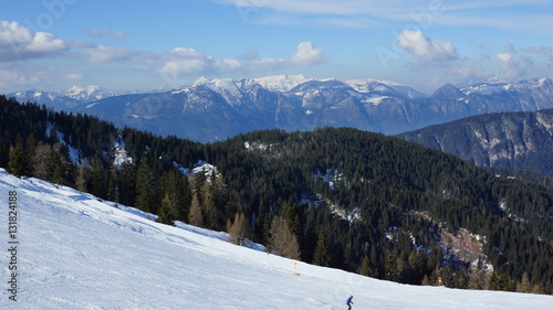 schöne Ski-Abfahrt im Winter und viele Gipfel der Alpen in Tirol in Österreich photo