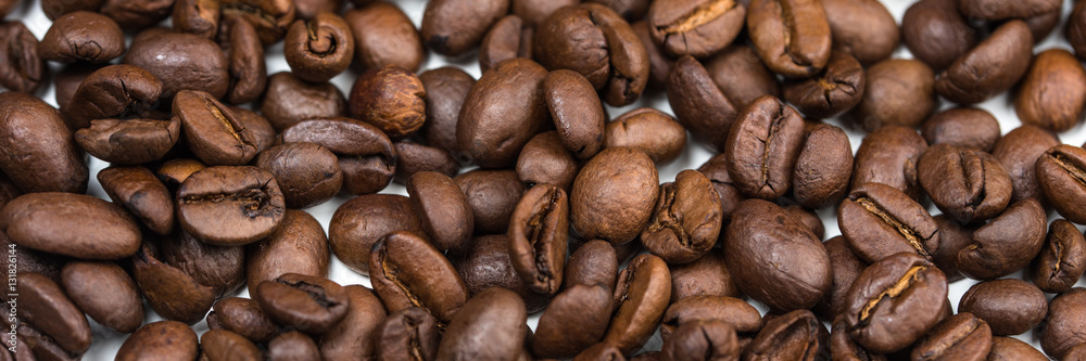 Naklejka premium Kaffeebohnen auf weißer Unterlage - Banner