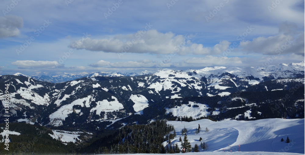 Winter und Ski-Pisten in Tirol in Alpen in Österreich