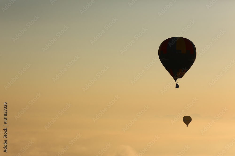 Naklejka premium ballons at sunrise