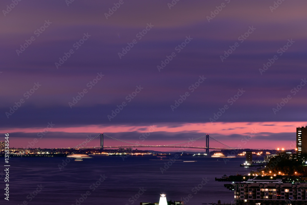 Fototapeta premium Silhouette of Verrazano-Narrows Bridge, Brooklyn, NY