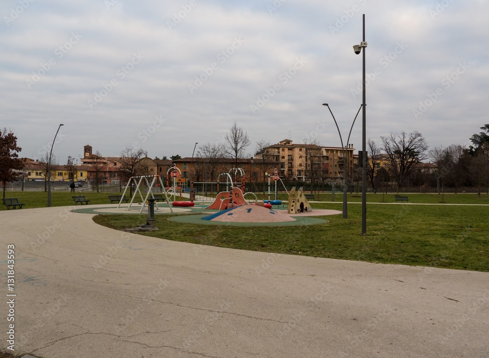 Fototapeta premium giochi per bambini tra i palazzi