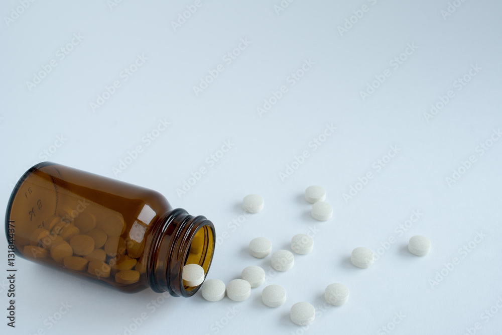 白い錠剤と茶色のガラス瓶 Photos | Adobe Stock