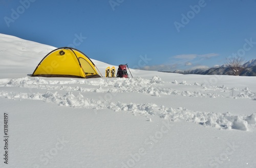 トレッキング・青空と雪原のキャンプ