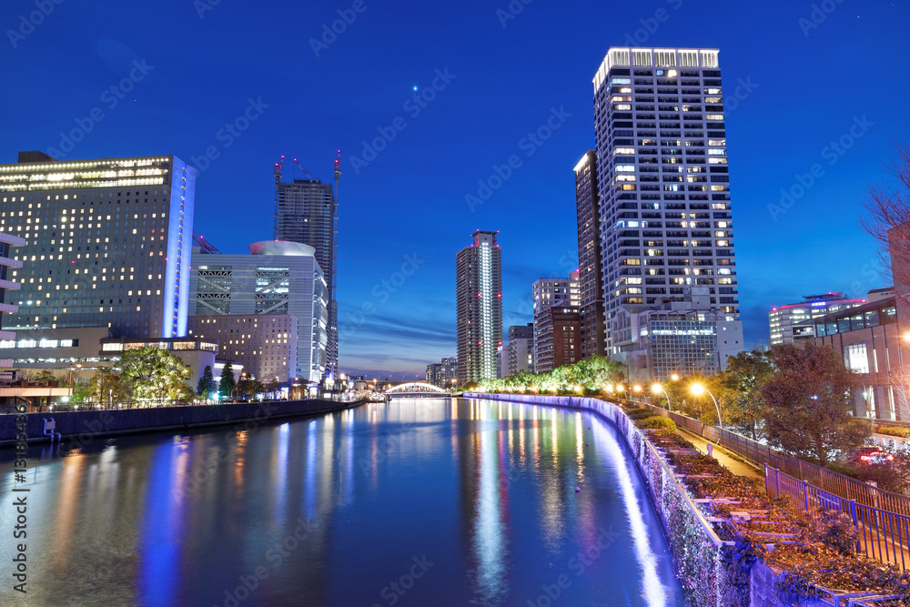 Fototapeta premium 大阪中之島 玉江橋から夕暮れの堂島大橋方面を望む