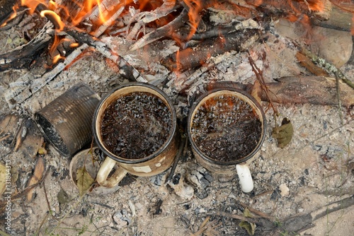 Wallpaper Mural Две железные кружки чая кипят на открытом огне Torontodigital.ca