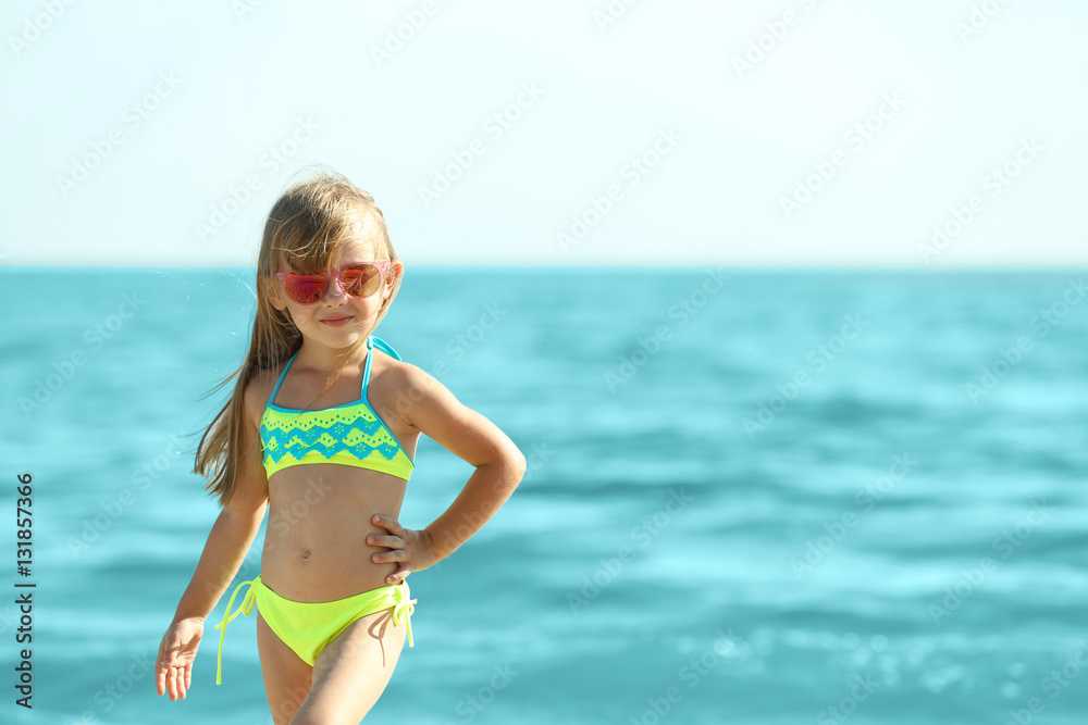 Obraz premium Cute girl having fun on beach