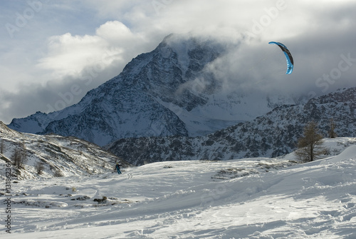 Sciatore che pratica Snowkite sulle montagne del Passo del Sempione, Svizzera