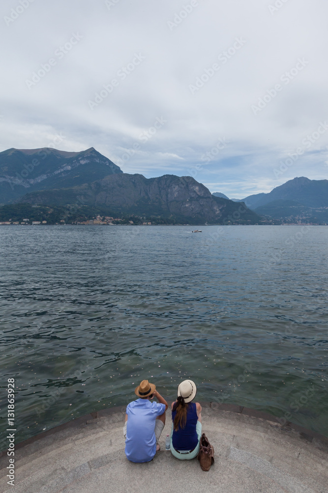 Couple assis de dos - Lac de Côme Couple assis de dos - Lac de Côme