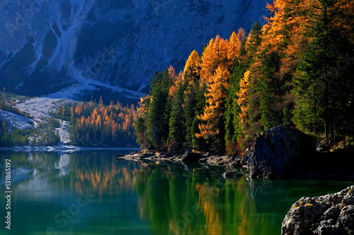 Herbstliche Stimmung am Pragser Wildsee in den südtiroler Dolomiten