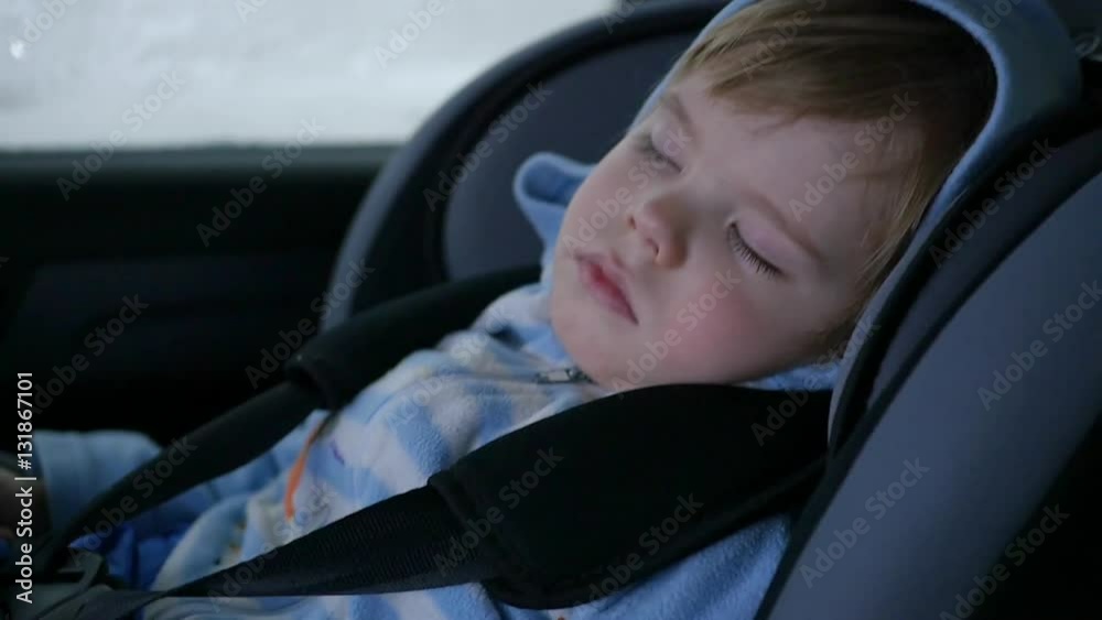 the baby is sleeping in the car in the way the baby is sleeping in the car in the way