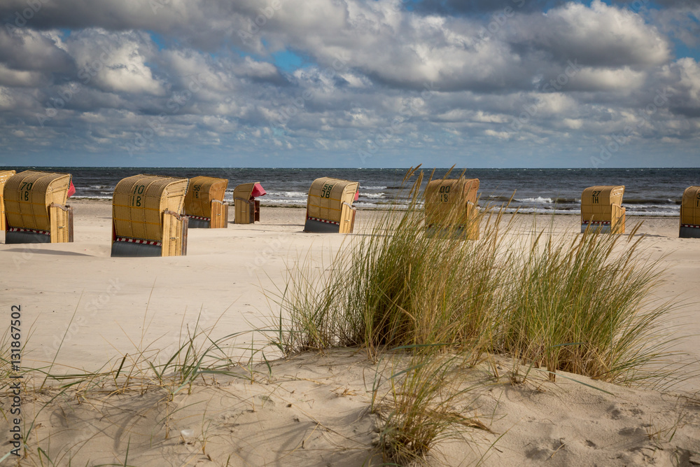 Strandkörbe im Herbst an der Ostsee Strandkörbe im Herbst an der Ostsee