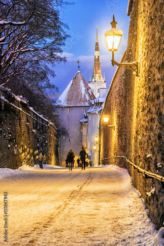 Obraz na płótnie Gate tower in Tallinn in winter w salonie