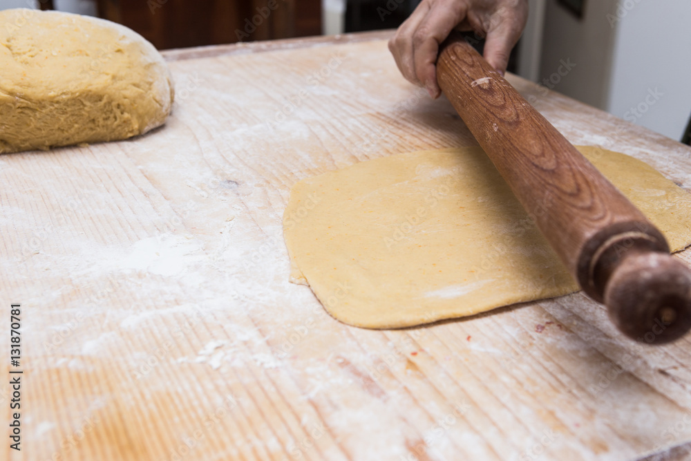 Impasto lavorato a mano e mattarello su tavola da legno StockFoto