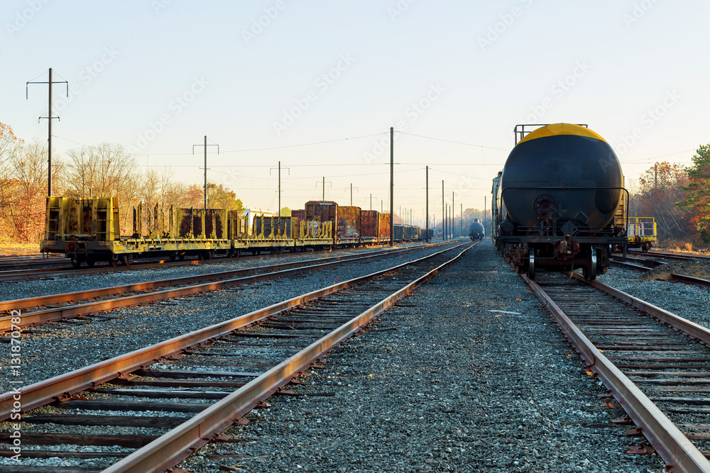 Obraz premium Railroad in autumn going to the city with colorful trees in colors by the tracks in the fall