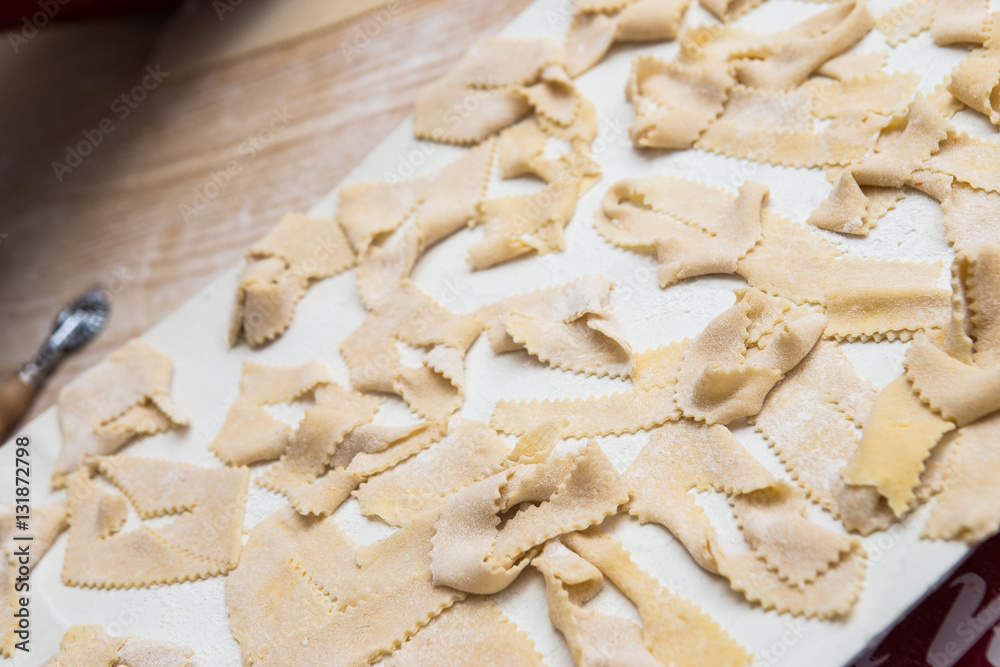 Buonissimi crostoli freschi pronti per friggerli Buonissimi crostoli freschi pronti per friggerli