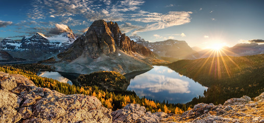 Fototapete Kanada Kanada, Lake Magog, Lake Sumburst, Lake cerulean  © Alexey Suloev