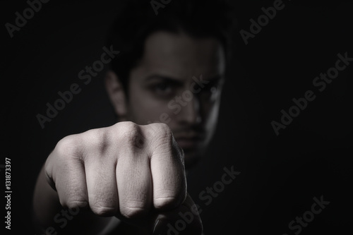 Photography mise au point sur le poing d' un homme