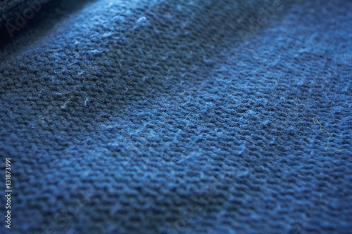 Maglione blu infeltrito con pilucchi photo