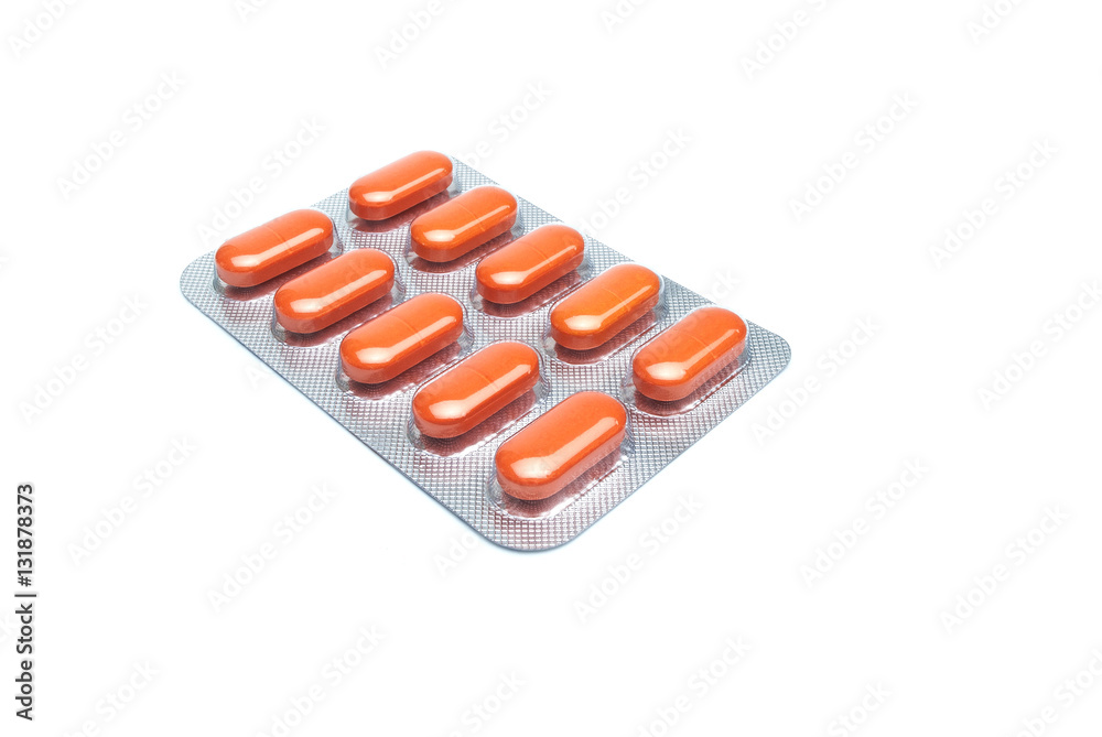 таблетки на белом фоне,капсула в пластине,