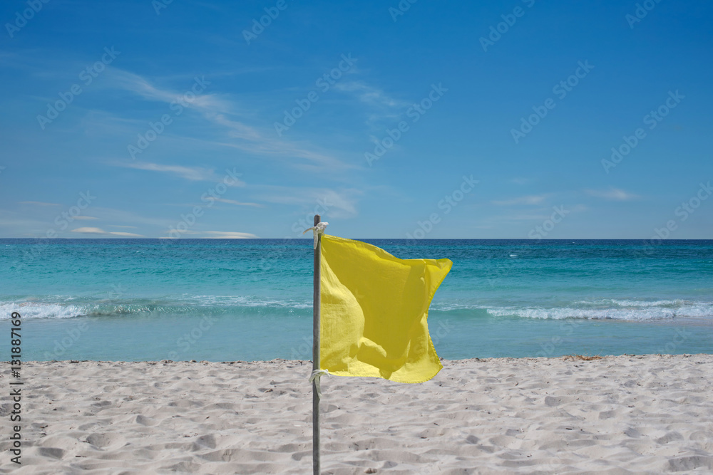 Gelbe Flagge zur Warnung am Strand auf Kuba Varadero Gelbe Flagge zur Warnung am Strand auf Kuba Varadero