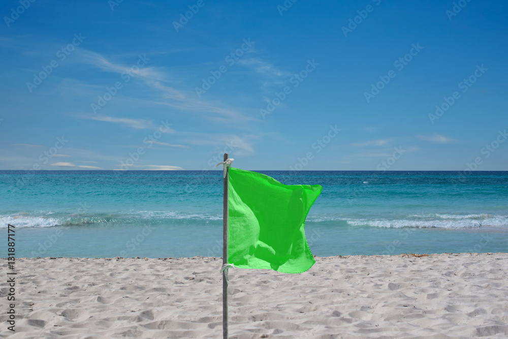 Grüne Flagge zur Warnung am Strand auf Kuba Varadero Grüne Flagge zur Warnung am Strand auf Kuba Varadero