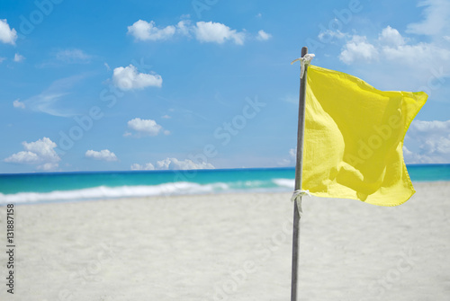 Gelbe Flagge zur Warnung am Strand auf Kuba Varadero