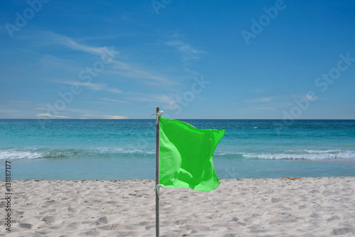 Grüne Flagge zur Warnung am Strand auf Kuba Varadero