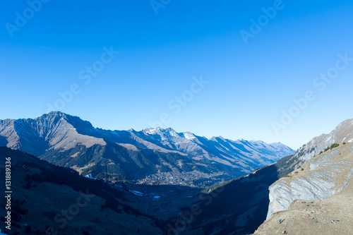 Berg mit Schnee und Aussicht bem Wintersport