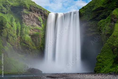 Obraz wodospad wśród zielonych skał