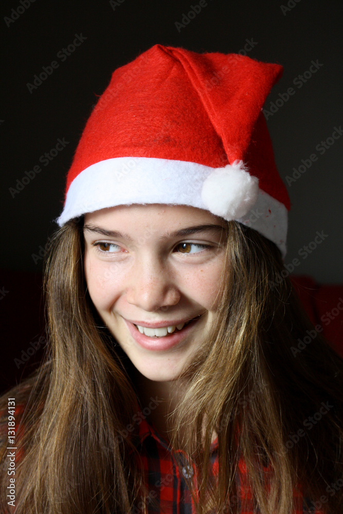 GIOVANE RAGAZZA CON BERRETTO NATALIZIO GIOVANE RAGAZZA CON BERRETTO NATALIZIO