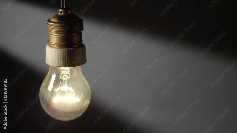 Una vecchia lampada al tungsteno, si accende in modo intermittente. Una vecchia lampada al tungsteno, si accende in modo intermittente.