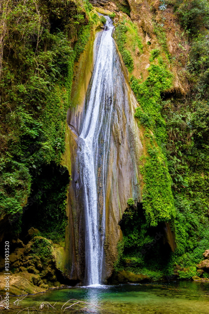 Obraz premium Aquamarine Waterfall Sierra Gorda Mexico. El Chuveje is one of the largest waterfalls in Queretaro. It's thirty meters high and surrounded by mountains, vegetation and a stunning landscape.