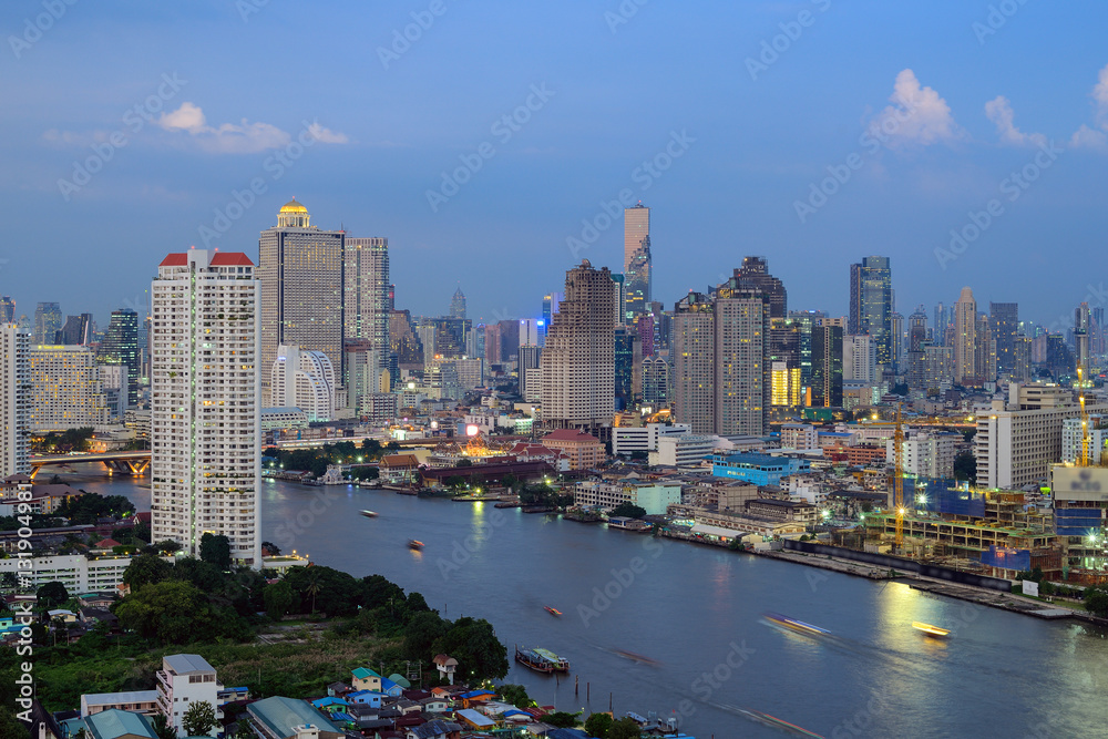 Obraz premium Tajlandia Krajobraz: centrum Bangkoku o zachodzie słońca