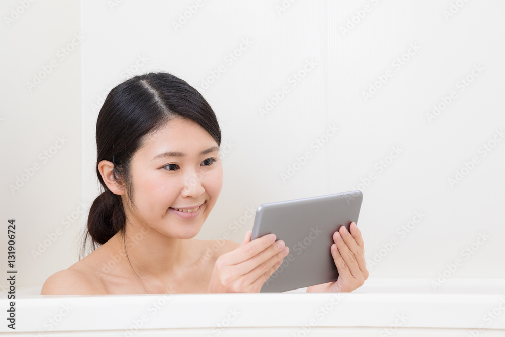 入浴する女性、タブレットPC 入浴する女性、タブレットPC
