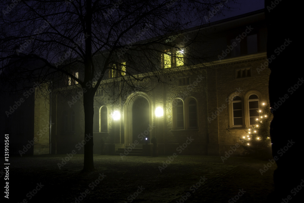 Kloster Jakobsberg in Ockenheim bei Nacht.