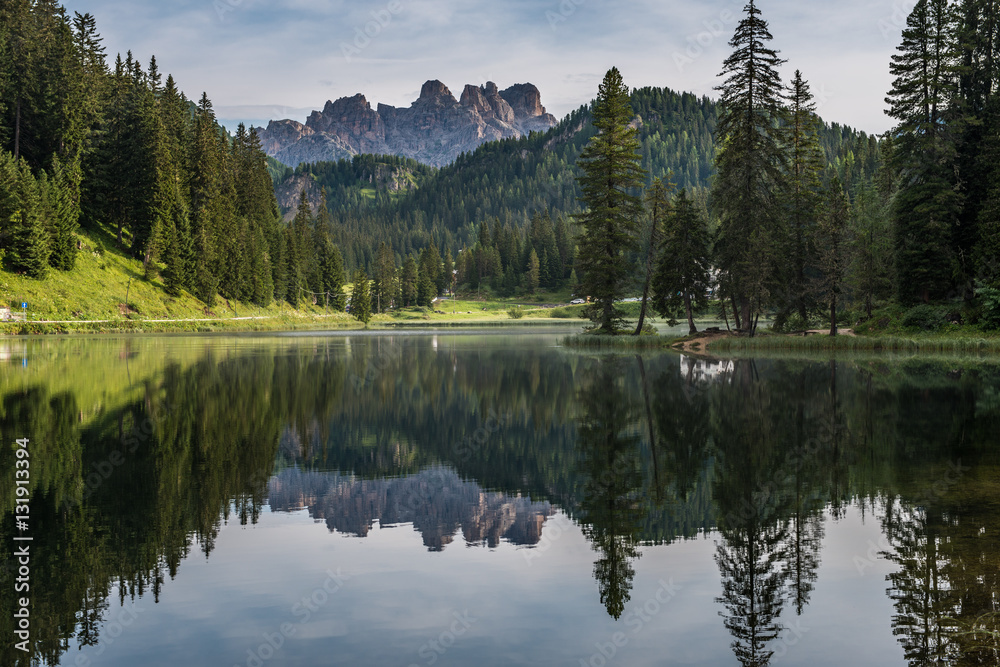 Bergsee in den Dolomiten am Morgen