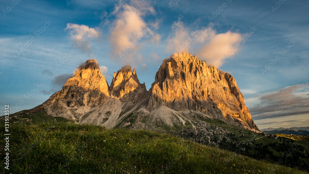 Berggipfel im Morgenlicht in den Dolomiten