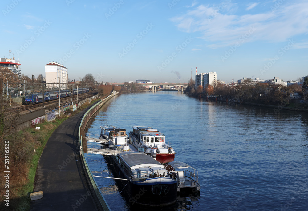 Naklejka premium Voies ferrées et berge de Seine en Val de Marne 
