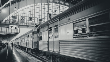 Fotobehang Trein Aankomst trein station Bangkok Thailand  © wittayayut