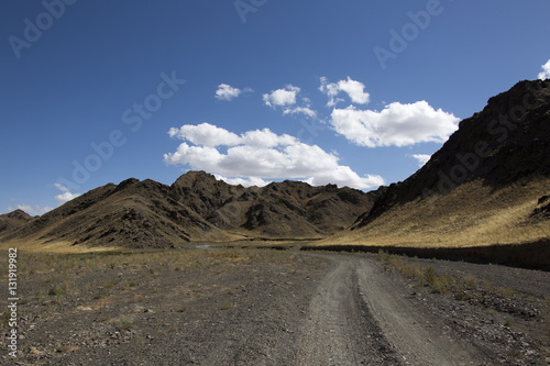 Straße durch die Wüste Gobi