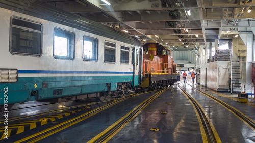 Photos si apre il portellone e gli operai consentono l'uscita del convoglio ferroviario
