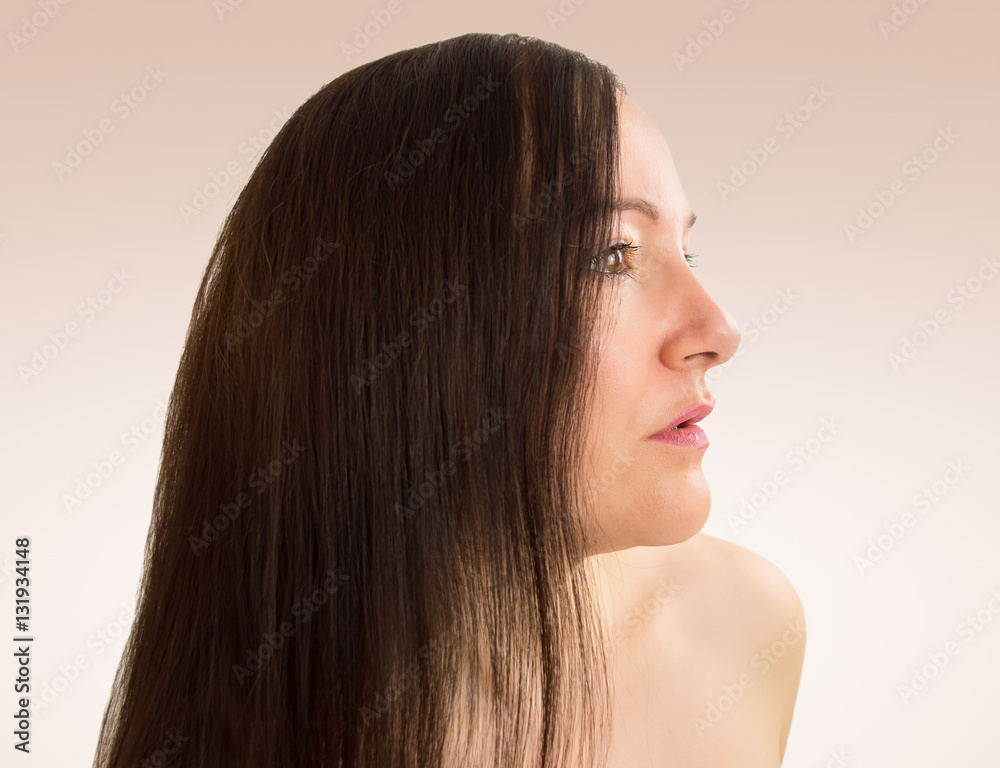 Naklejka premium sensual woman with bare shoulders