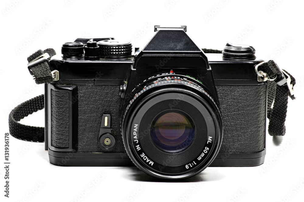 analoge Spiegelreflexkamera mit 50 mm Objektiv isoliert auf weißem Hintergrund
